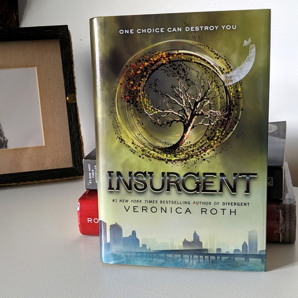 Divergent Book Series in good to very good used condition - Picture 3 of 4